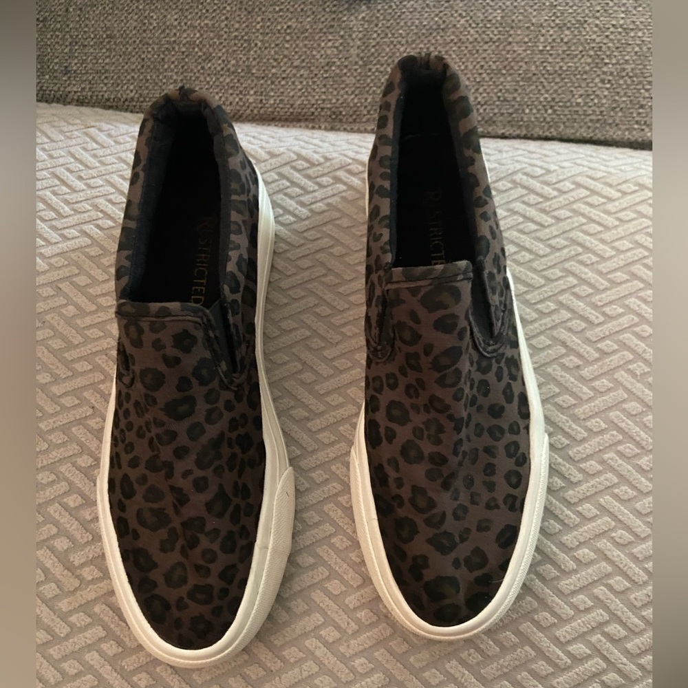Restricted women’s slide on sneakers